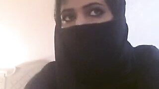 Arabische Frauen im Hijab, die ihre Titten zeigen