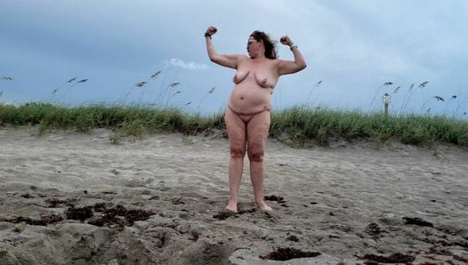 Rijpe bbw die gek is en op naaktstrand loopt.