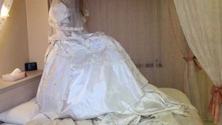 Weißes Hochzeitskleid lutschen unter