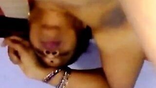 Indische Tante masturbiert im alten Alter