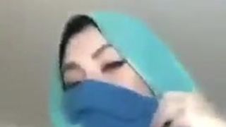 Hijab zeigt titten