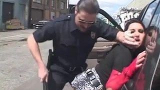Brünetter Brünette Arsch von geilem Polizisten gefickt