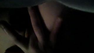 Sexy Schlampe masturbiert mit ihren Fingern
