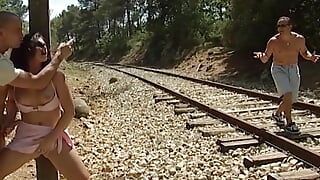 Сногсшибательную французскую крошку трахают два чувака на железной дороге