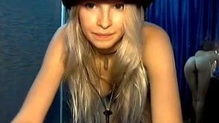 Blondes Cowgirl zeigt vor der Webcam ihren perfekten Körper