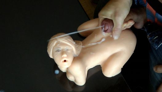 Ich fick meine zierliche Puppe in Mund und Arsch bis ich sie mit einer riesigen Ladung Sperma vollspritze