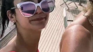 Nina Dobrev und ihre heiße Freundin tanzen auf einem Boot, Selfie