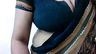 Tolle Show von dicken Möpsen von einer indischen Hausfrau vor der Kamera