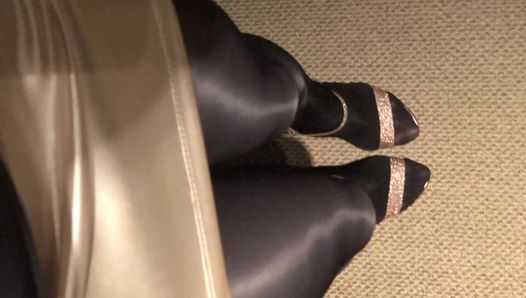 Neckend vor der kamera, in meinen schwarzen hochglänzenden strumpfhosen und sexy high heels.