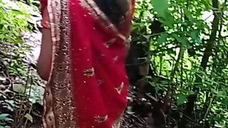Indisk desi by flicka knullad i djungeln