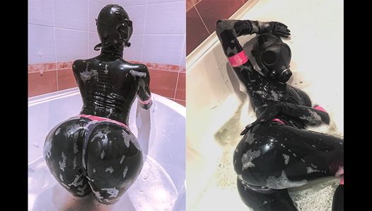 Gummipuppe mit Gasmaske nimmt ein Bad