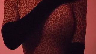 Leopard-Print Zentai-Mädchen genießt ihren Vibrator