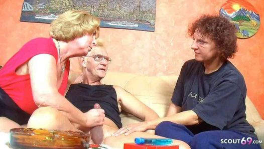 Deutsche Oma und Opa ficken mit der reifen Nachbarin im FFM Dreier