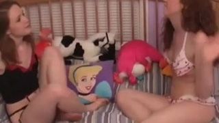 Die 18-jährige Kitty hat eine lesbische Pyjamaparty