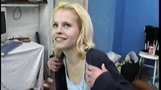 Blondes girl beider Solo Masturbation gefilmt 