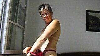 Französische Hausfrau zieht sich aus und zeigt dann Nacktheit aus nächster Nähe