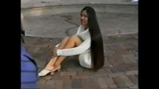 Amy Super langes Haar spielen im Park