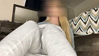 Geile Amateur-Blondine befriedigt sich auf dem Boden im Schlafzimmer !!