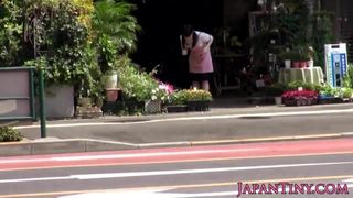 Zierliche japanische Floristin im Laden muschi gefickt