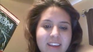 Mollige Latina, behaarte Muschi masturbiert vor der Webcam