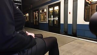 Crossdresser entblößt sich nachts an Tram-Haltestelle