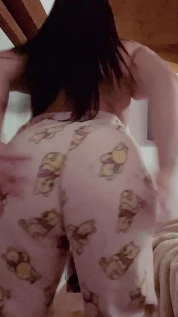 moviendo el culo con el pantalón del pijama