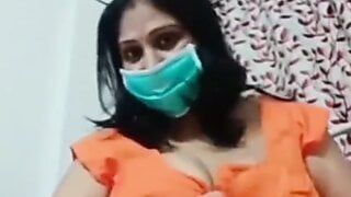 Heiße indische Bhabhi macht nackte Show