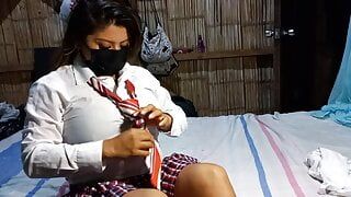 Studentin aus Lima, Peru, masturbiert mit einem dicken Dildo, bis sie ihr Arschloch weit offen lässt