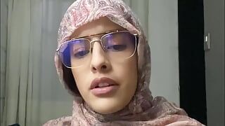 Araberin, die ihren hijab trägt und sex mit mehreren schwänzen auf analer weise stöhnt vor vergnügen
