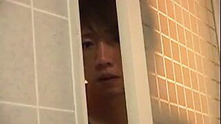 Japanische Mutter verführt jungen Kerl 3