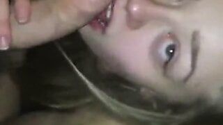 Blondes Mädchen macht Arsch zu Mund