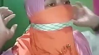 Selbstknebelnder Indonesier mit Maske