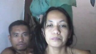 Filipina-Stiefmutter Shanell Danatil und ihr Freund vor der Kamera