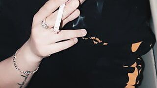 Versautes blondes Teen lutscht und raucht eine Zigarette