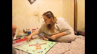 Ehefrau verliert beim Monopol und verkauft ihre Muschi für ein Bankdarlehen, um weiter spielen zu können
