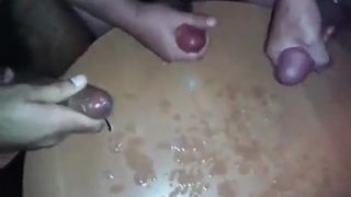 Cinci pule care masturbează se masturbează pe un blat