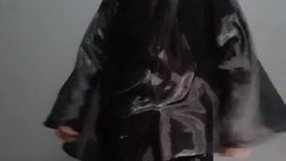 Neuer schwarzer Umutai-Mantel aus Satin
