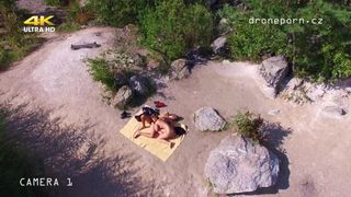 Naakte strandseks, voyeursvideo gemaakt door een drone