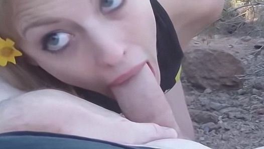 Meine sexy blonde Freundin lutscht meinen großen Schwanz im Freien