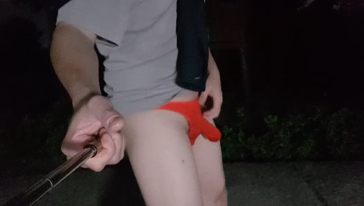 Masturbándose al aire libre usando una tanga sexy