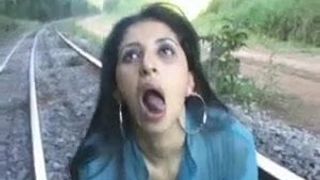 Latina, grober Blowjob auf der Eisenbahn