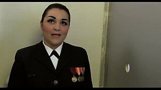 Marinemeisje Morena krijgt een dubbele lading in het gezicht bij gloryhole