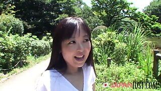 Japanische MILF liebt es, im Park frech zu sein
