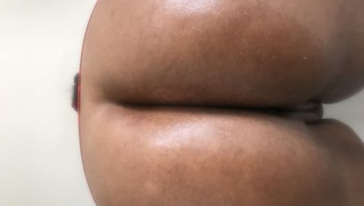 Brasilianische Frau ist nackt und schüttelt ihren dicken Arsch - sehr heiß und lecker