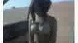 Arabisches Mädchen mit perfektem Körper in der Wüste mit BH