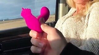 Sexsüchtige MILF trägt entfernten Vibrator zum Ziel und kommt