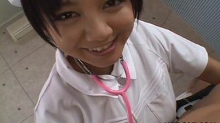 Азиатская медсестра сосет и трахает сисечками член