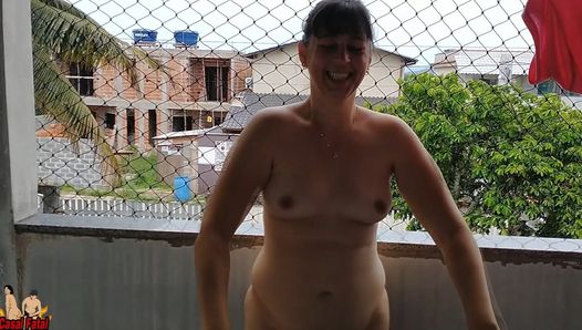 Ehefrau arbeitet nackt auf dem balkon und neckt ihren cuckold-ehemann