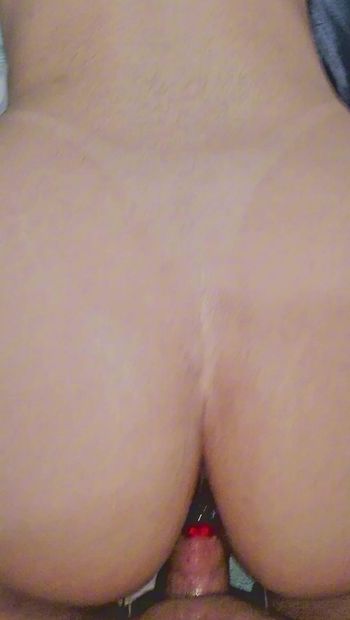 Mijn stiefzus neuken met een plug anaal