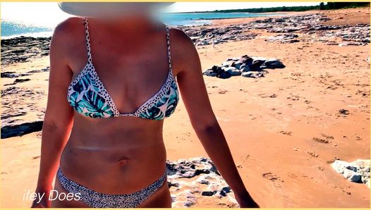 Une femme exhibe ses seins à la plage dans un défi exhibitionniste public.